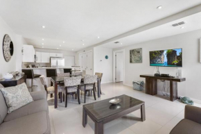 The ocean is waiting! Close to beach & pool in beautiful beachfront resort